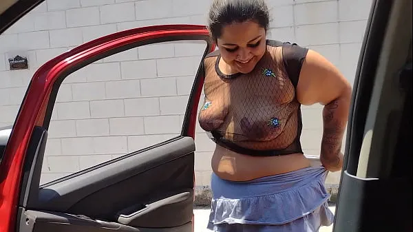 Nouveaux Mary cadelona mariée exhibe ses seins nus et transparents dans la voiture pour que tout le monde puisse les voir dans les rues de Campinas-SP en plein jour un samedi plein de monde, près de 50 minutes de pure vraie garce méga-clips