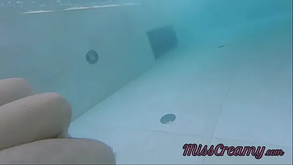 Nuovi Dick flash - Una sconosciuta mi ha beccato a toccarmi il cazzo in una piscina pubblica e mi aiuta a masturbarmi rischiando di essere visto da sconosciuti vicini - Sborra in bocca - MissCreamymega clip