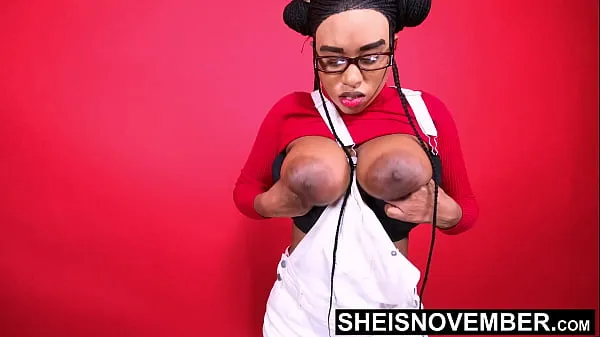 Modelo negra posa eróticamente con enormes areolas, senos reales y pezones erectos en una sesión de fotos de Sheisnovember. Se desnuda eróticamente mientras posa después de ponerse de pie y arquear la espalda para exponer los a megaclips nuevos