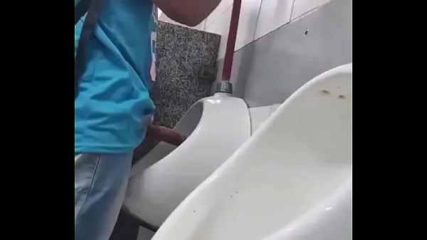 Nuovi Uomini etero arrapati che vedono dei rotoli nell'orinatoio del bagno del centro commercialemega clip