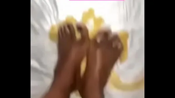 新鲜的 Pretty ebony feet plays with banana 超级夹子