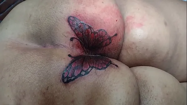 MARY BUTTERFLY rehaciendo su tatuaje en el culo, el esposo ALEXANDRE como siempre filmó todo para mostrarles a ustedes a ver y masturbarse megaclips nuevos