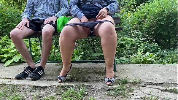 Nouveaux MILF salope pisse dans une culotte rembourrée dans le parc et les donne au branleur méga-clips