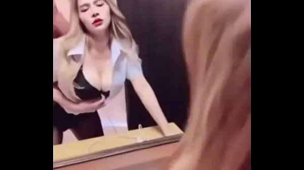 Sveži Pim girl gets fucked in front of the mirror, her breasts are very big mega posnetki