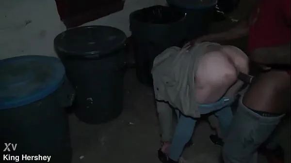 新鲜的 Fucking this prostitute next to the dumpster in a alleyway we got caught 超级夹子