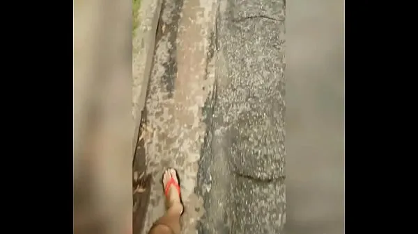 Nouveaux Pissing in the street and walking with your hard dick out méga-clips