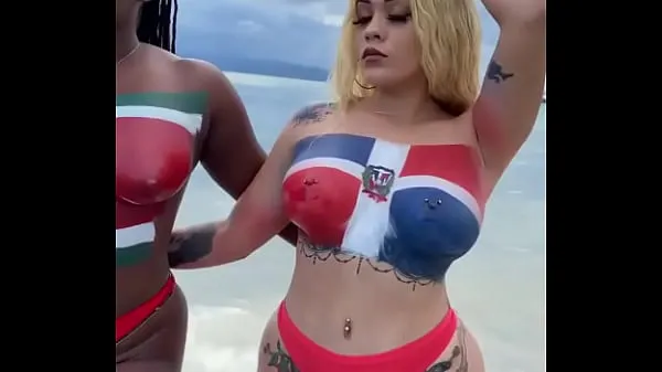 Nuovi Ragazze sexy che si riscaldano per la coppa del mondomega clip