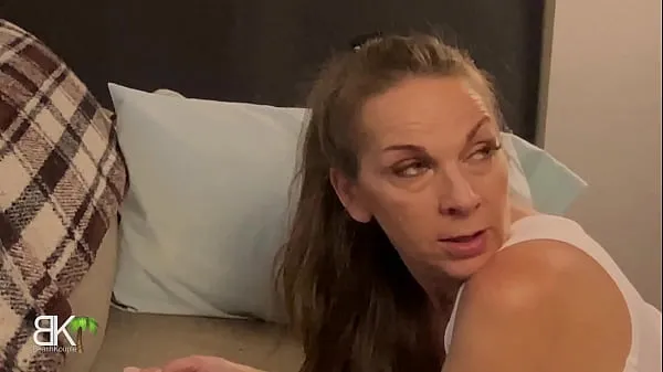 Frische Die geile MILF steckt im Sofa fest und bekommt einen harten Schwanz und Sperma auf den Arsch von Kumpel von nebenan - Teil 3 von 3 Mega-Clips