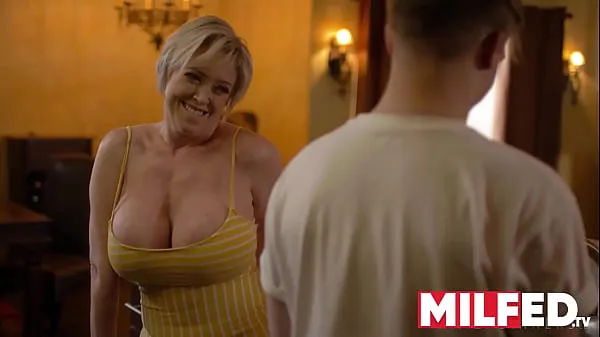 Φρέσκα Mother-in-law Seduces him with her HUGE Tits (Dee Williams) — MILFED mega κλιπ