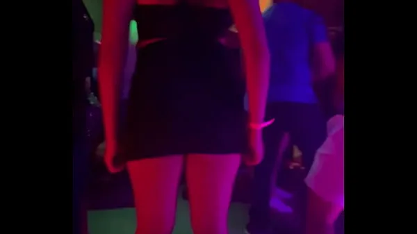 Nouveaux Ma femme, vêtue d'une mini jupe très courte, danse dans un club d'Uberlândia et montre son cul méga-clips