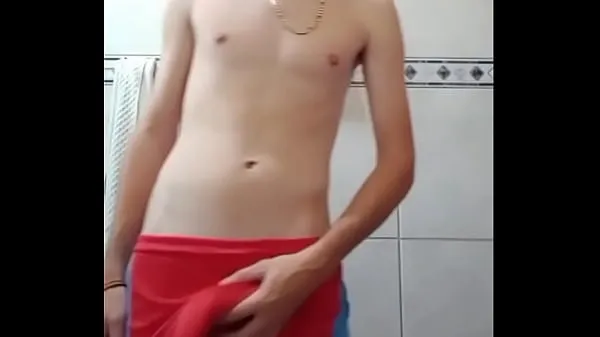 Nuovi Ragazzo di 18 anni molto cattivo che colpisce con il cazzo segnando nei pantaloncinimega clip