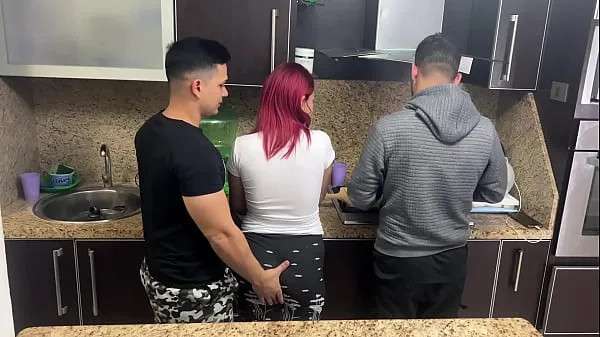 Esposa y su Marido Cocinando pero su Amigo le Mete Mano a su Esposa al Lado de su marido cornudo NTR Netorare megaclips nuevos