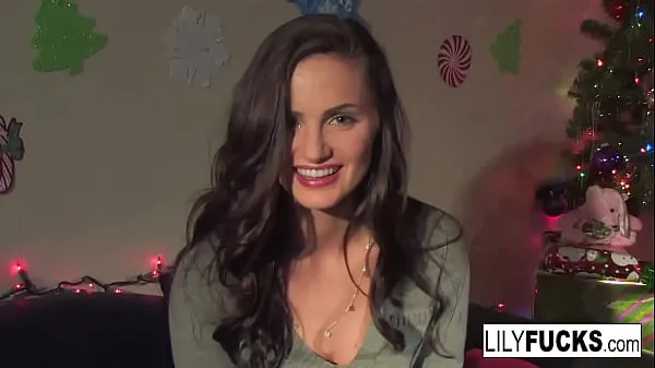 Nouveaux Lily nous raconte ses vœux de Noël excitants avant de se satisfaire dans les deux trous méga-clips