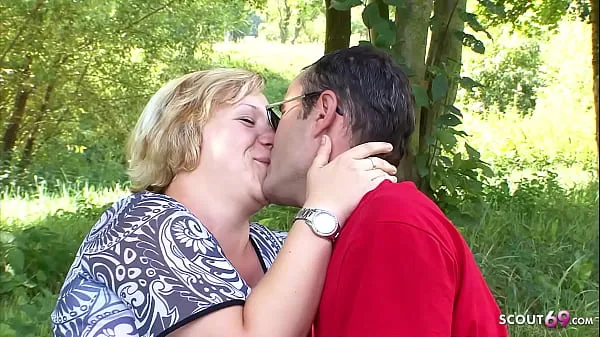 Nouveaux Femme et mari allemands bien roulés adorent baiser en plein air méga-clips