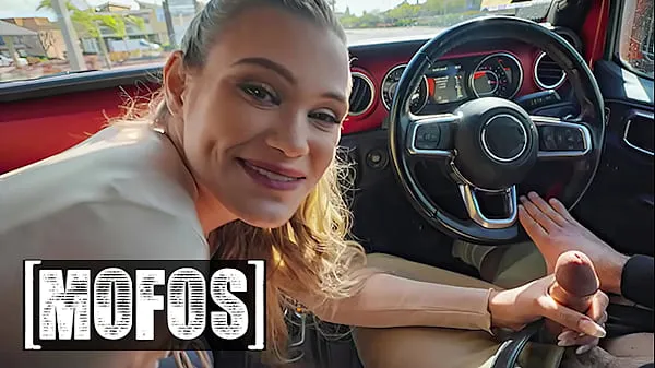 Charles Dera paga todas las facturas de la casa, lo que significa que la parte de su novia Chloe Rose es mantener feliz su polla - MOFOS megaclips nuevos