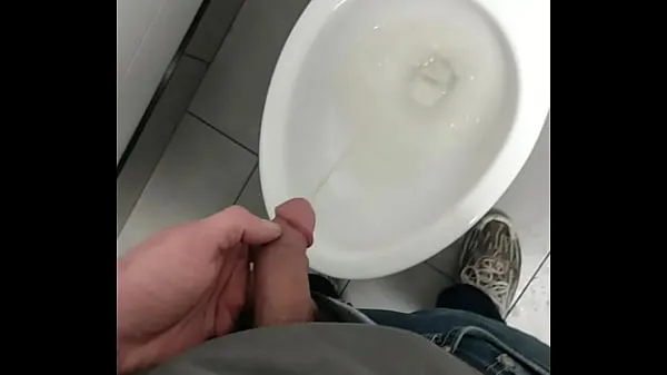 Frische Pissing at work Mega-Clips