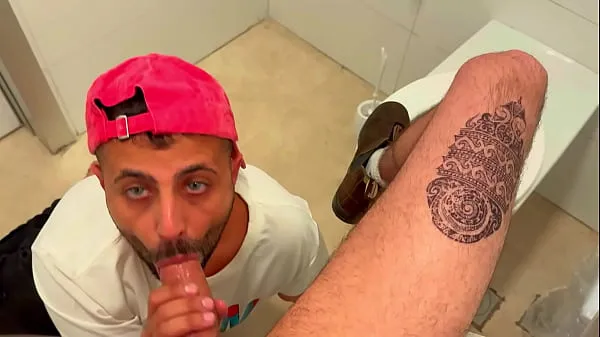 Middle Eastern guy gets long blowjob in a public toilet megaclips nuevos